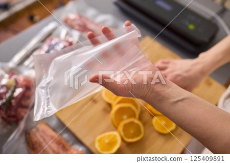 Efficiently Vacuum Sealing Fresh Citrus Fruits for Maximum Storage Time and Flavor Preservation 125409891