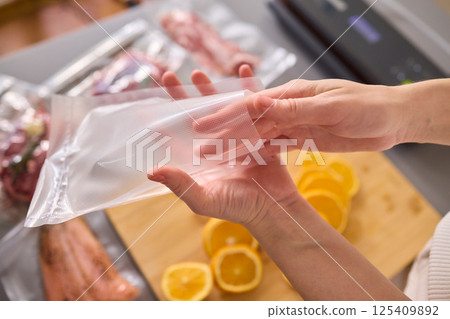 Efficiently Vacuum Sealing Fresh Citrus Fruits for Maximum Storage Time and Flavor Preservation 125409892