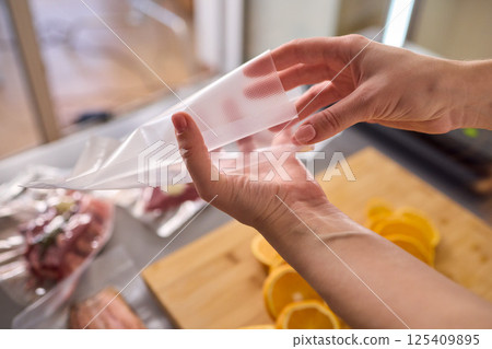 Efficiently Vacuum Sealing Fresh Citrus Fruits for Maximum Storage Time and Flavor Preservation 125409895