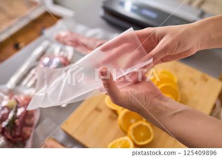 Efficiently Vacuum Sealing Fresh Citrus Fruits for Maximum Storage Time and Flavor Preservation 125409896