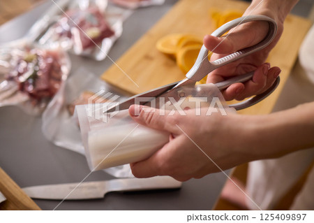 Efficiently Vacuum Sealing Fresh Citrus Fruits for Maximum Storage Time and Flavor Preservation 125409897