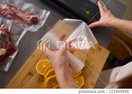 Efficiently Vacuum Sealing Fresh Citrus Fruits for Maximum Storage Time and Flavor Preservation 125409898