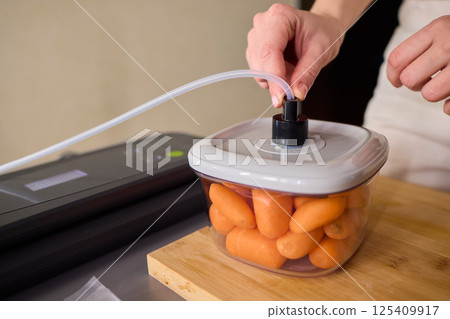 Vacuum Sealing Carrots An Effective Technique for Ensuring Longlisting Freshness 125409917