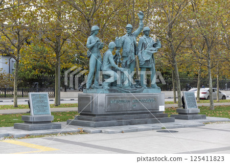 NOVOROSSIYSK, RUSSIA - SEPTEMBER 05, 2023:Monument to the Port Workers of Novorossiysk on the embankment near the commercial sea port NOVOROSSIYSK, RUSSIA - SEPTEMBER 05, 2023:Monument to the Port Workers of Novorossiysk on the embankment near the commercial sea port 125411823