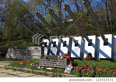 Russia, St. Petersburg, May 9, 2019.In the photo there is a monument on Voronya Gora to the Aurorovites who defended the city of Leningrad in 1941 . Flowers are laid here on Victory Day 125413531