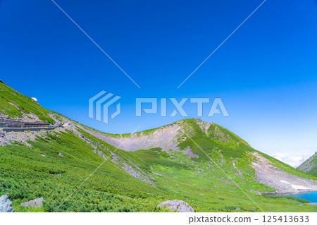 [山素材] 夏季的乘鞍山不城池 [長野縣] 125413633