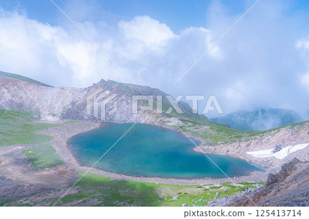 [Pond in the Sky] Mt. Norikura's Gongen Pond in the misty summer [Nagano Prefecture] 125413714