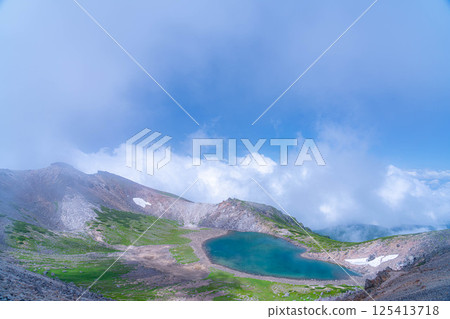 [Pond in the Sky] Mt. Norikura's Gongen Pond in the misty summer [Nagano Prefecture] 125413718