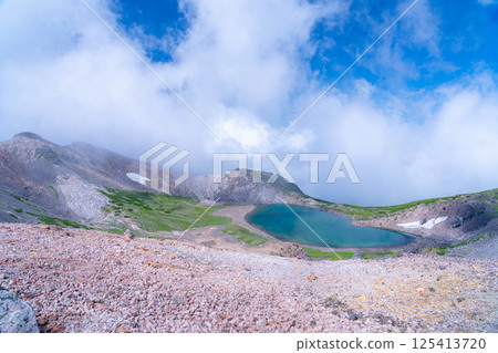 [Pond in the Sky] Mt. Norikura's Gongen Pond in the misty summer [Nagano Prefecture] 125413720
