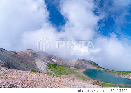 [Pond in the Sky] Mt. Norikura's Gongen Pond in the misty summer [Nagano Prefecture] 125413721