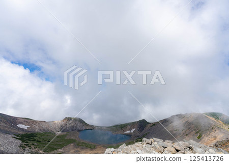 [Pond in the Sky] Mt. Norikura's Gongen Pond in the misty summer [Nagano Prefecture] 125413726