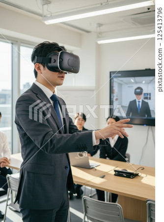 日本男子在會議室使用 VR（AI 產生的圖像） 125413796