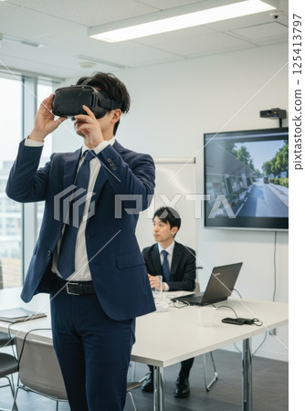 日本男子在會議室使用 VR（AI 產生的圖像） 125413797