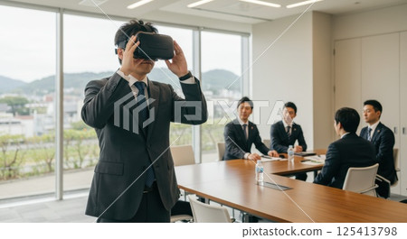 日本男子在會議室使用 VR（AI 產生的圖像） 125413798