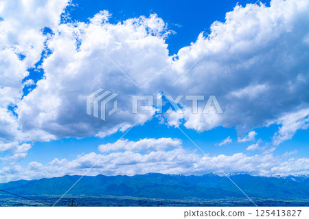 【雲海素材】從長峰山看到的初夏安曇野市的雲海【長野縣】 【雲海素材】從長峰山看到的初夏安曇野市的雲海【長野縣】 125413827