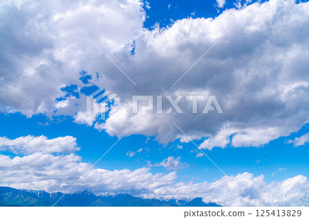 【雲海素材】從長峰山看到的初夏安曇野市的雲海【長野縣】 【雲海素材】從長峰山看到的初夏安曇野市的雲海【長野縣】 125413829