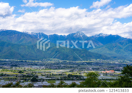 [Sea of clouds material] Sea of clouds in Azumino City in early summer seen from Mount Nagamine [Nagano Prefecture] 125413833