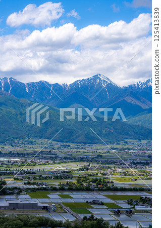 [Sea of clouds material] Sea of clouds in Azumino City in early summer seen from Mount Nagamine [Nagano Prefecture] 125413839
