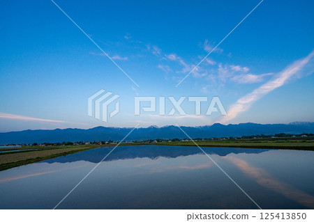 [Early summer material] Rural scenery and morning view of Azumino in early summer [Nagano Prefecture] 125413850