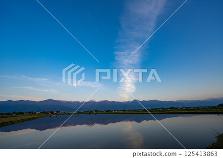 [Early summer material] Rural scenery and morning view of Azumino in early summer [Nagano Prefecture] 125413863