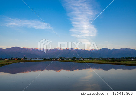 [初夏素材]初夏的安曇野田園風光和晨景[長野縣] 125413866