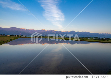 [Early summer material] Rural scenery and morning view of Azumino in early summer [Nagano Prefecture] 125413868