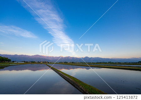[初夏素材]初夏的安曇野田園風光和晨景[長野縣] 125413872