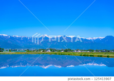 [Early summer material] Azumino's rural scenery and water reflection in early summer [Nagano Prefecture] 125413907