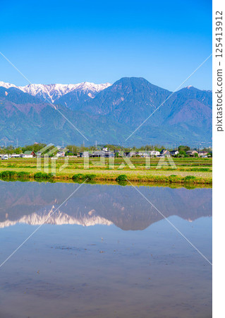 [Early summer material] Azumino's rural scenery and water reflection in early summer [Nagano Prefecture] 125413912