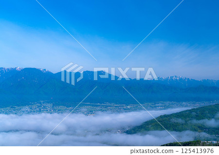 【雲海素材】從長峰山看到的初夏安曇野市的雲海【長野縣】 【雲海素材】從長峰山看到的初夏安曇野市的雲海【長野縣】 125413976