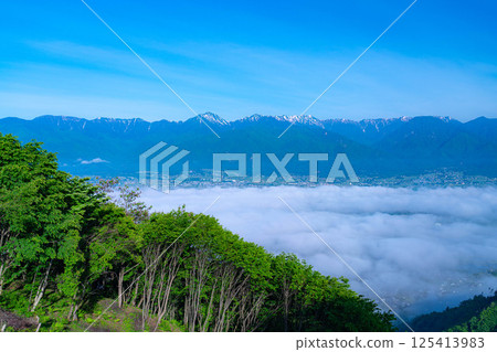 【雲海素材】從長峰山看到的初夏安曇野市的雲海【長野縣】 125413983