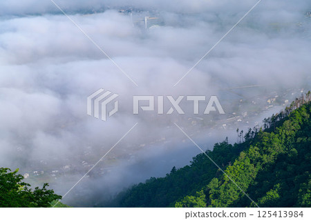 [Sea of clouds material] Sea of clouds in Azumino City in early summer seen from Mount Nagamine [Nagano Prefecture] 125413984