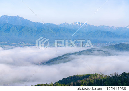 【雲海素材】從長峰山看到的初夏安曇野市的雲海【長野縣】 【雲海素材】從長峰山看到的初夏安曇野市的雲海【長野縣】 125413988