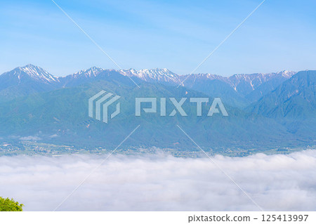 [Sea of clouds material] Sea of clouds in Azumino City in early summer seen from Mount Nagamine [Nagano Prefecture] 125413997
