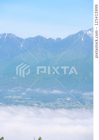 [Sea of clouds material] Sea of clouds in Azumino City in early summer seen from Mount Nagamine [Nagano Prefecture] 125413999