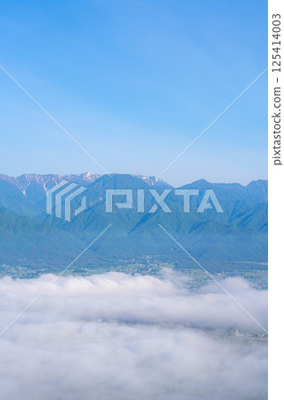 【雲海素材】從長峰山看到的初夏安曇野市的雲海【長野縣】 125414003
