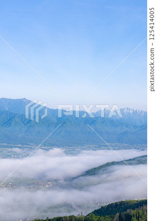 【雲海素材】從長峰山看到的初夏安曇野市的雲海【長野縣】 125414005