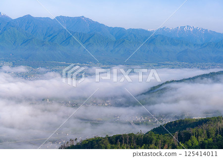 [Sea of clouds material] Sea of clouds in Azumino City in early summer seen from Mount Nagamine [Nagano Prefecture] 125414011