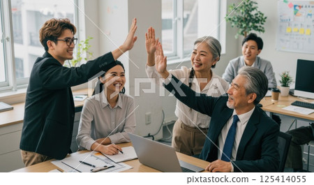 日本多代團隊成功擊掌(AI 產生的圖像) 日本多代團隊成功擊掌(AI 產生的圖像) 125414055