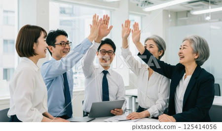 日本多代團隊成功擊掌(AI 產生的圖像) 日本多代團隊成功擊掌(AI 產生的圖像) 125414056