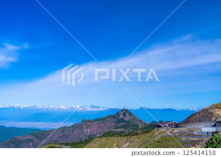 [Mountain material] View of the Zenkoji Plain from Shiga Kogen in early summer [Nagano Prefecture] 125414158