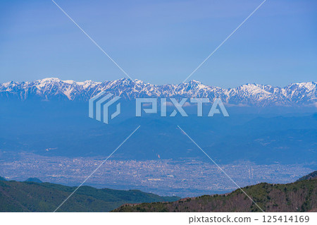 [Mountain material] View of the Zenkoji Plain from Shiga Kogen in early summer [Nagano Prefecture] 125414169
