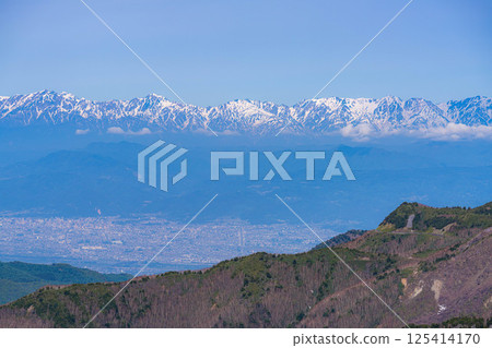 [Mountain material] View of the Zenkoji Plain from Shiga Kogen in early summer [Nagano Prefecture] 125414170