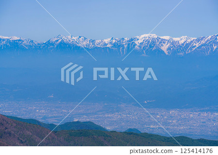 [Mountain material] View of the Zenkoji Plain from Shiga Kogen in early summer [Nagano Prefecture] 125414176