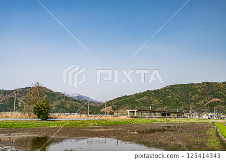 滋賀縣長濱市與鄉町北陸本線與鄉站及田園風光 125414343