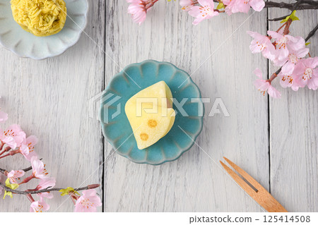 Cherry blossoms and delicious Japanese sweets 125414508