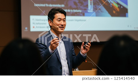 日本男子使用語音設備進行演講(AI 生成的圖像) 日本男子使用語音設備進行演講(AI 生成的圖像) 125414540