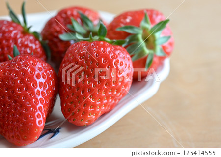 很多看起來很美味的草莓 很多看起來很美味的草莓 125414555