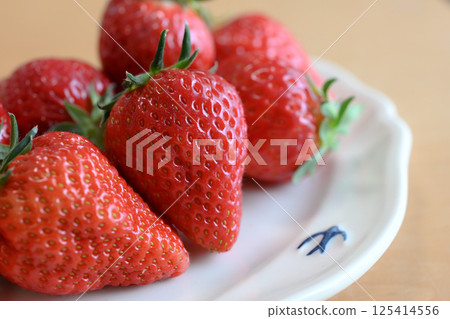 很多看起來很美味的草莓 很多看起來很美味的草莓 125414556
