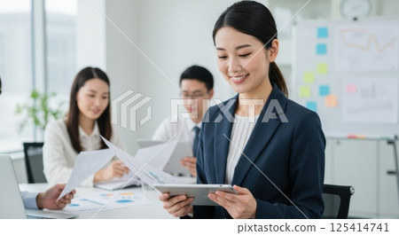亞洲女性高階主管檢查平板電腦和檔案(AI 產生的圖像) 亞洲女性高階主管檢查平板電腦和檔案(AI 產生的圖像) 125414741